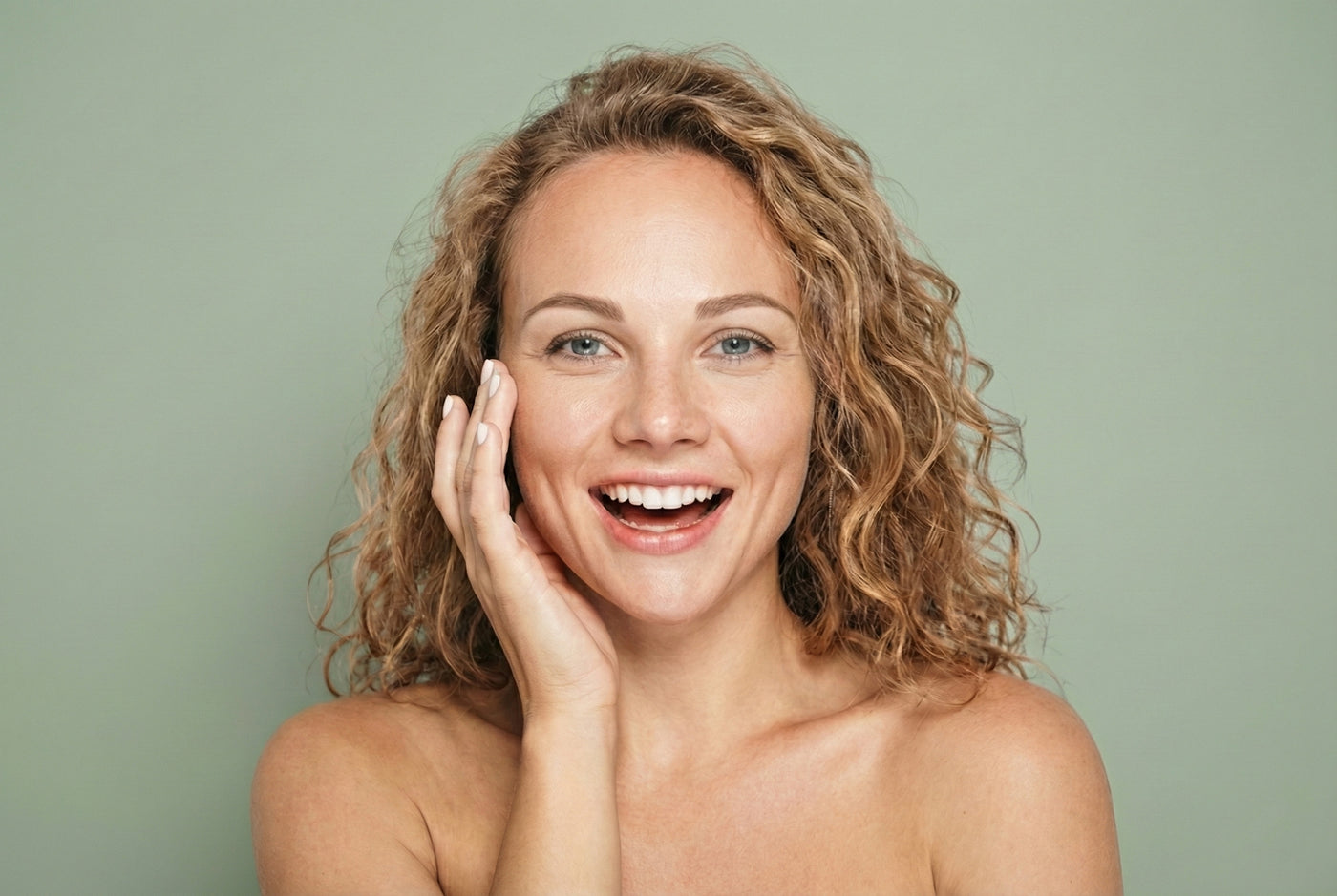 Eine natürlich schöne Frau mit lockigem Haar ist bereit für die Aloe Beautyroutine