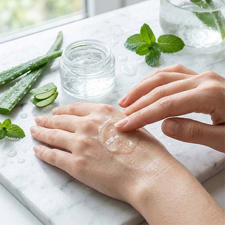 Leichtes Aloe Vera Gel auf Handrücken