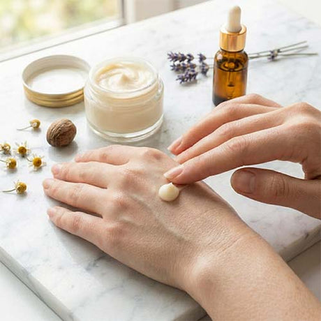 Reichhaltige Aloe Vera Creme auf Handrücken