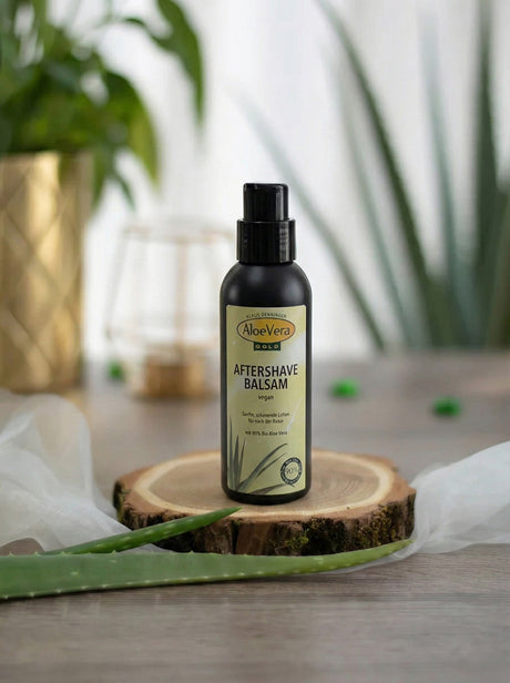 Aloe Vera Gold Aftershave Balsam in der schicken schwarzen Flasche mit 90% Bio-Aloe