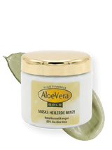 Tiegel der Aloe Vera Gold Creme Maske Heilerde Minze zur Gesichtsreinigung mit einem Cremestrich im Hintergrund