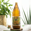 Eine Flasche Aloe Vera Gold Wilde Aloe Ferox auf einer Baumscheibe