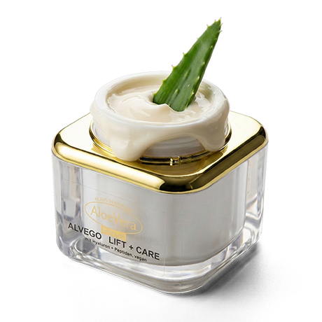 Alvego Lift und Care High Tech Anti Aging Tagespflege im eleganten Tiegel. Ein Aloe Vera Blatt ist in den geöffneten Tiegel gesteckt