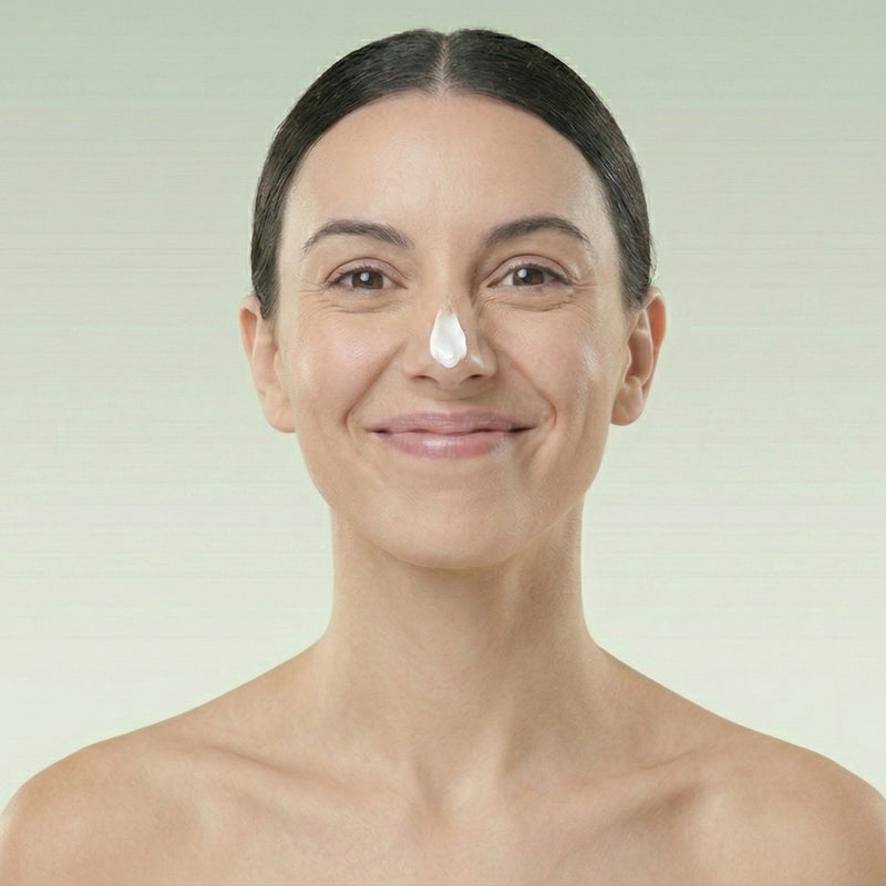 Lächelndes Model hat einen Klecks Creme auf der Nase