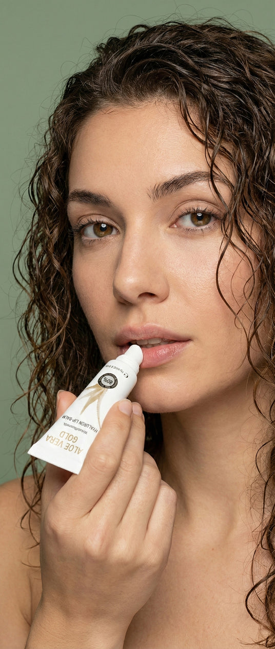 Lächelndes Model demonstriert gepflegte Lippen nach der Anwendung von Lippenpflege