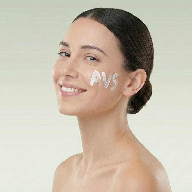 Lächelndes Model hat sich mit Creme die Buchstaben AVS auf die Wange gemalt