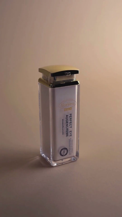 Die Handhabung der Aloe Vera Gold Perfect Eye Augencreme wird demonstriert